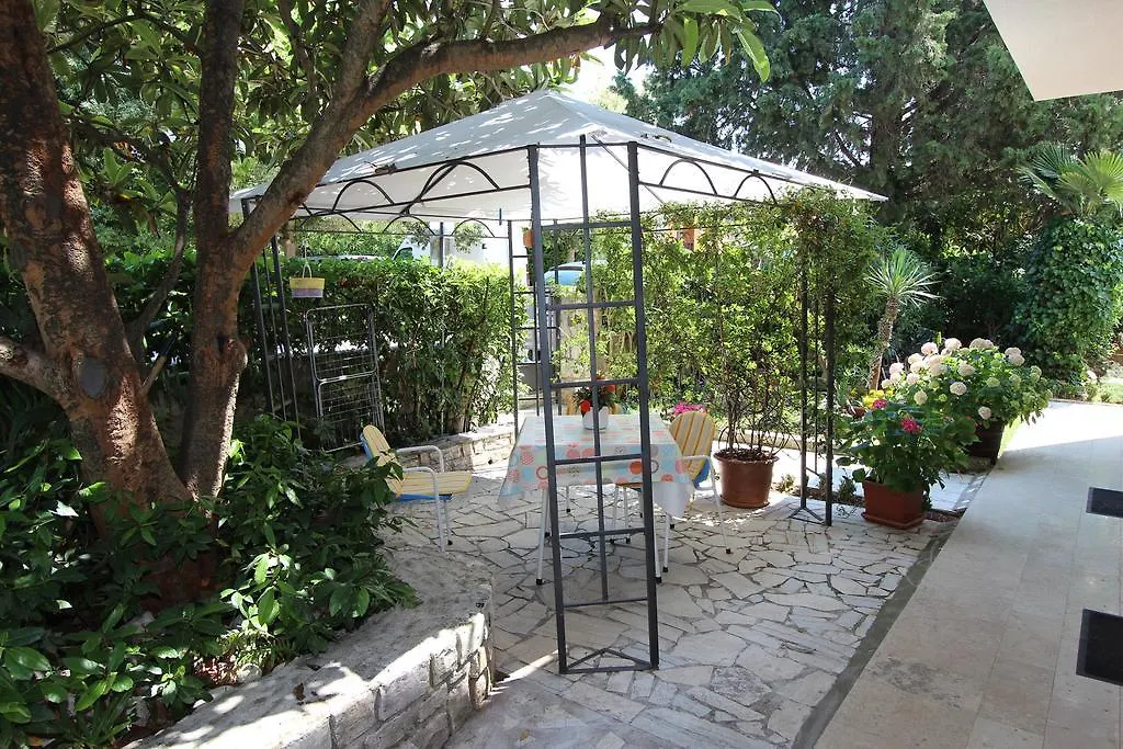Apartments Lara Rovigno 0*,